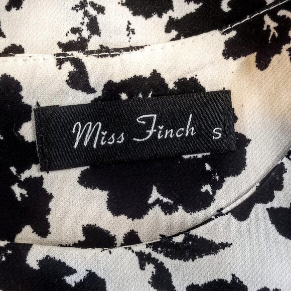 Miss Finch B&W Floral Print Crochet Trim Crop Top - Picture 4 of 6